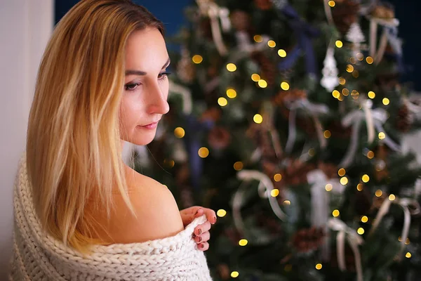 ブロンドの髪を持つ女の子は メリークリスマスに幸せな新年 肯定的な気分を祝います — ストック写真