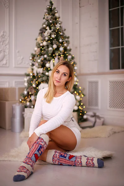 Meisje Met Blond Haar Viert Gelukkig Nieuwjaar Positieve Stemming Merry — Stockfoto