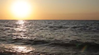 Çakıl plaj okyanus ve küçük dalgalar deniz sörf altında rahatlatıcı