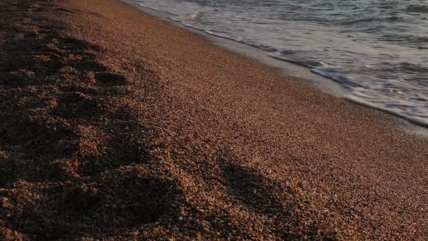 Playa Guijarros Océano Pequeñas Olas Relajándose Bajo Mar Surf — Vídeo de stock