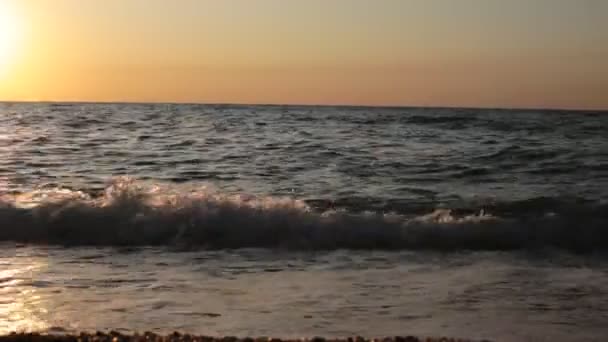 Playa Guijarros Océano Pequeñas Olas Relajándose Bajo Mar Surf — Vídeo de stock