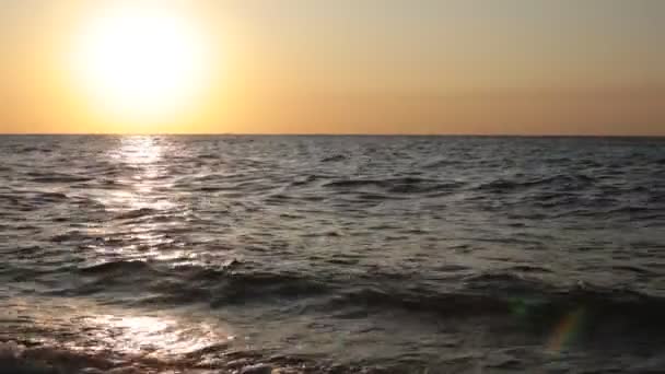 Pebble Beach Ocean Och Små Vågor Avkopplande Havet Surf — Stockvideo