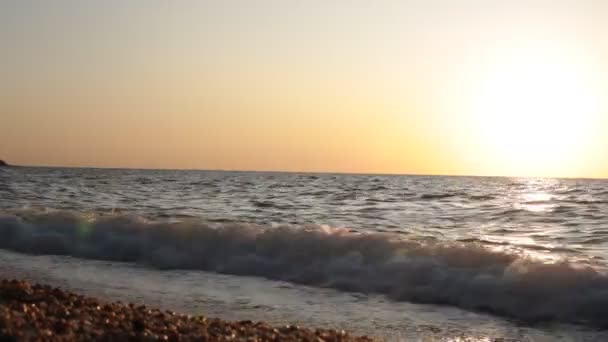 卵石海滩海洋和小浪下冲浪放松 — 图库视频影像
