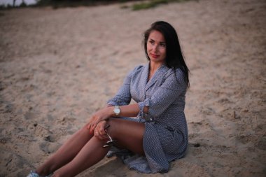 Parkta sonbaharda genç kadın ve siyah saçlı