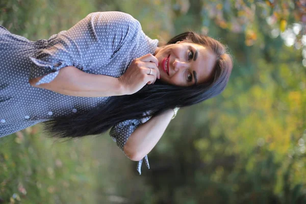 Portrait Une Fille Aux Longs Cheveux Noirs Sur Une Promenade — Photo