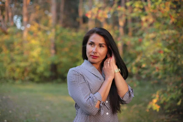 Retrato Una Chica Con Pelo Largo Negro Paseo Otoñal — Foto de Stock