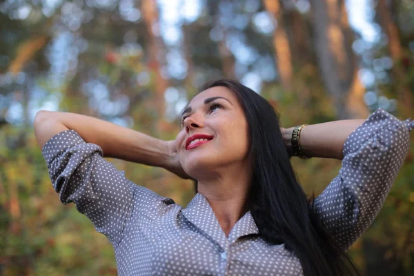 Porträt Eines Mädchens Mit Langen Schwarzen Haaren Bei Einem Herbstspaziergang — Stockfoto