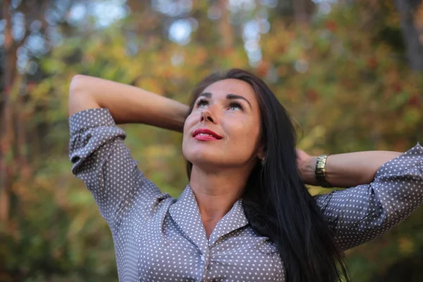 Retrato Una Chica Con Pelo Largo Negro Paseo Otoñal — Foto de Stock