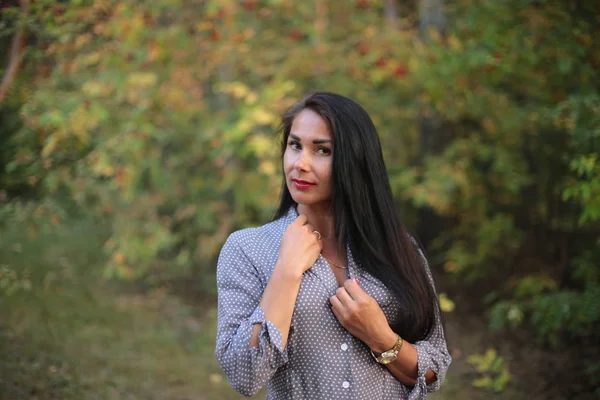 Retrato Una Chica Con Pelo Largo Negro Paseo Otoñal —  Fotos de Stock