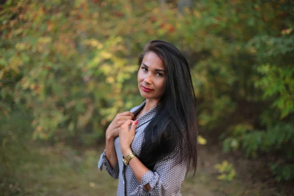 Retrato Una Chica Con Pelo Largo Negro Paseo Otoñal — Foto de Stock