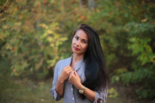 Retrato Uma Menina Com Cabelo Preto Longo Uma Caminhada Outono — Fotografia de Stock