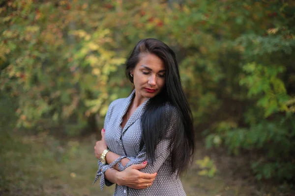 Retrato Uma Menina Com Cabelo Preto Longo Uma Caminhada Outono — Fotografia de Stock