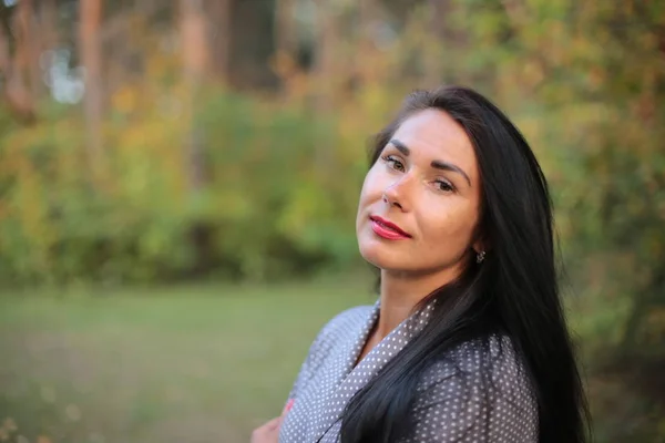 Mujer Joven Pelo Negro Otoño Parque — Foto de Stock