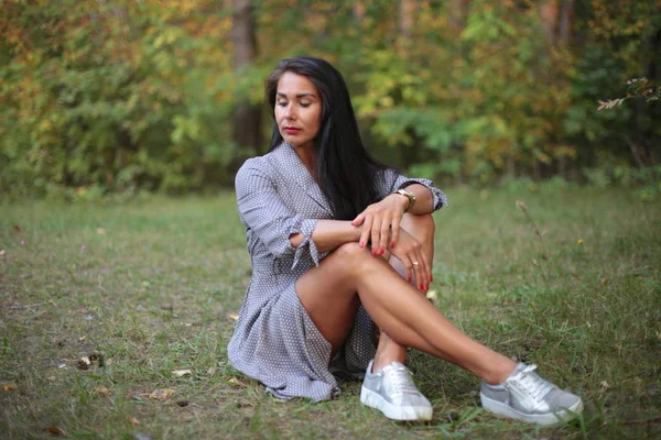 Jovem Mulher Cabelo Preto Outono Parque — Fotografia de Stock