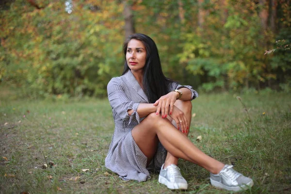 Junge Frau Mit Schwarzen Haaren Herbst Park — Stockfoto