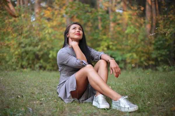 Mujer Joven Pelo Negro Otoño Parque — Foto de Stock