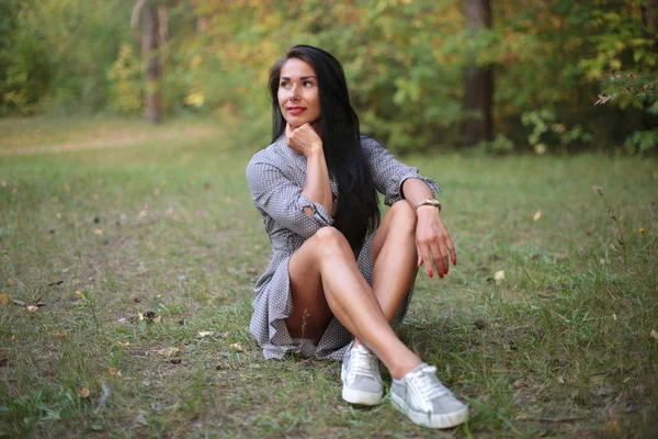 Jovem Mulher Cabelo Preto Outono Parque — Fotografia de Stock