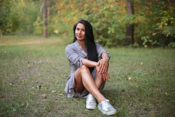 Jovem Mulher Cabelo Preto Outono Parque — Fotografia de Stock