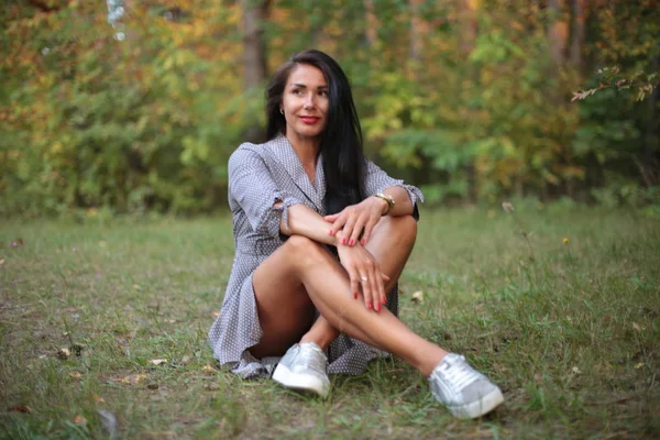 Mujer Joven Pelo Negro Otoño Parque — Foto de Stock