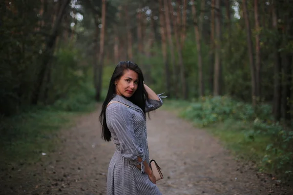 Jovem Mulher Cabelo Preto Outono Parque — Fotografia de Stock