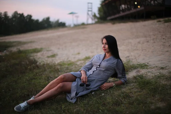 Mujer Joven Pelo Negro Otoño Parque — Foto de Stock