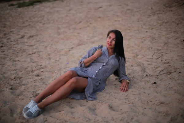 Jovem Mulher Cabelo Preto Outono Parque — Fotografia de Stock