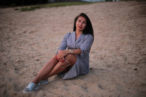 Mujer Joven Pelo Negro Otoño Parque —  Fotos de Stock