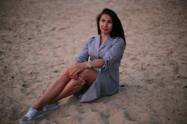 Mujer Joven Pelo Negro Otoño Parque — Foto de Stock