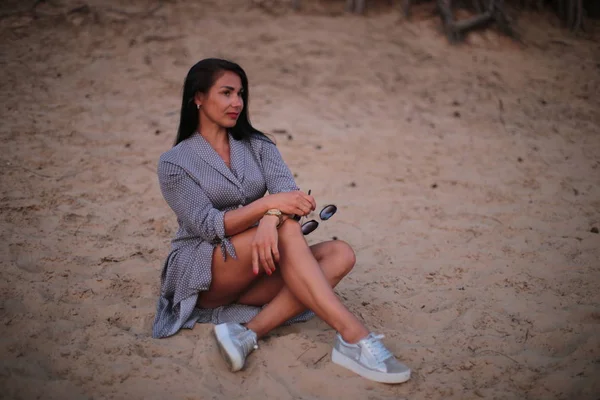 Parkta sonbaharda genç kadın ve siyah saçlı