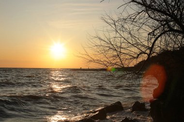 Manzaradan barış denizinde şafak, okyanus dengesi ve rahatlama ile gün batımı
