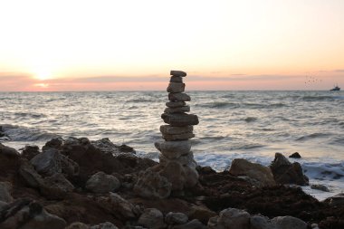 Manzaradan barış denizinde şafak, okyanus dengesi ve rahatlama ile gün batımı