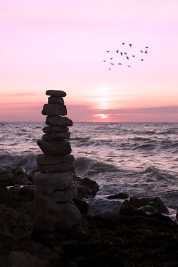 Manzaradan barış denizinde şafak, okyanus dengesi ve rahatlama ile gün batımı