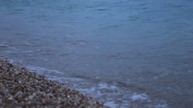 Meditasyon için arka plan çakıl taşı plajı ve büyük dalgalar