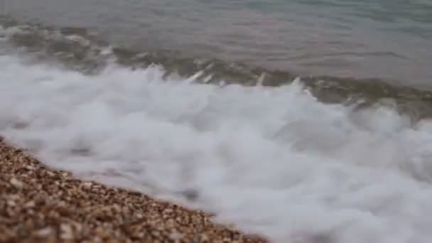 Pozadí Pro Meditaci Oblázková Pláž Velké Vlny — Stock video