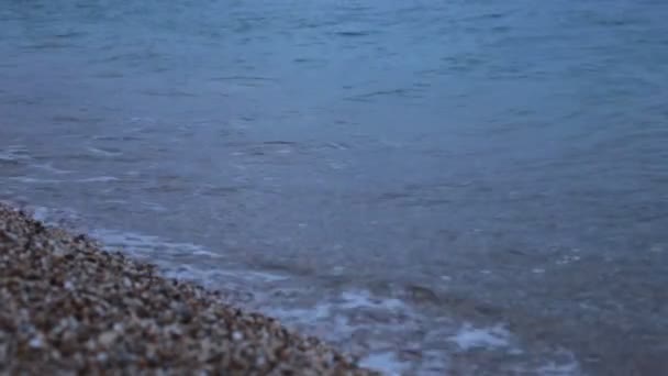 Sfondo Meditazione Spiaggia Ghiaia Grandi Onde — Video Stock