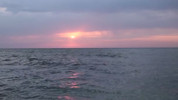 海での日没の考慮事項 瞑想のためのリラクゼーションと平和自然背景 — ストック動画