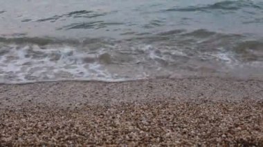 Meditasyon için arka plan çakıl taşı plajı ve büyük dalgalar