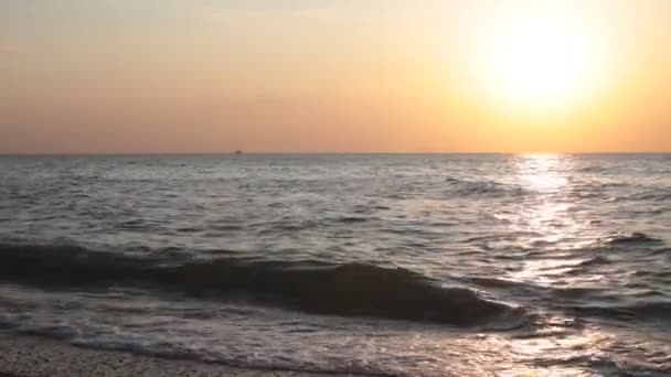 海での日没の考慮事項 瞑想のためのリラクゼーションと平和自然背景 — ストック動画