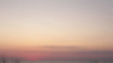 Okyanusta gün batımını düşünmek, rahatlama ve huzur meditasyon için doğal arka plan
