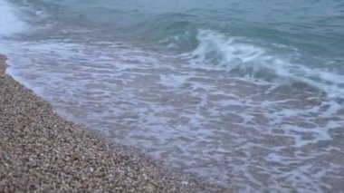 Meditasyon için arka plan çakıl taşı plajı ve büyük dalgalar