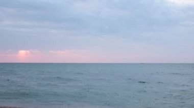 Denizde gün batımını düşünmek, rahatlama ve huzur meditasyon için doğal arka plan