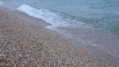 Meditasyon için arka plan çakıl taşı plajı ve büyük dalgalar