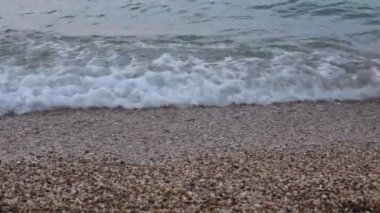 Meditasyon için arka plan çakıl taşı plajı ve büyük dalgalar