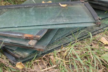 Birçok cam arka planda depo üst üste duruyor.