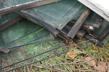 Birçok cam arka planda depo üst üste duruyor.