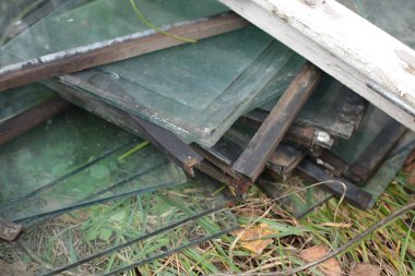 Birçok cam arka planda depo üst üste duruyor.