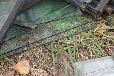 Birçok cam arka planda depo üst üste duruyor.