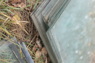 Birçok cam arka planda depo üst üste duruyor.