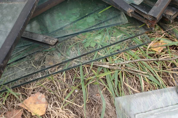 Birçok cam arka planda depo üst üste duruyor.