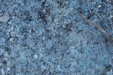 Küçük buz parçalarından oluşan bir arka plan olarak birçok cam parçası